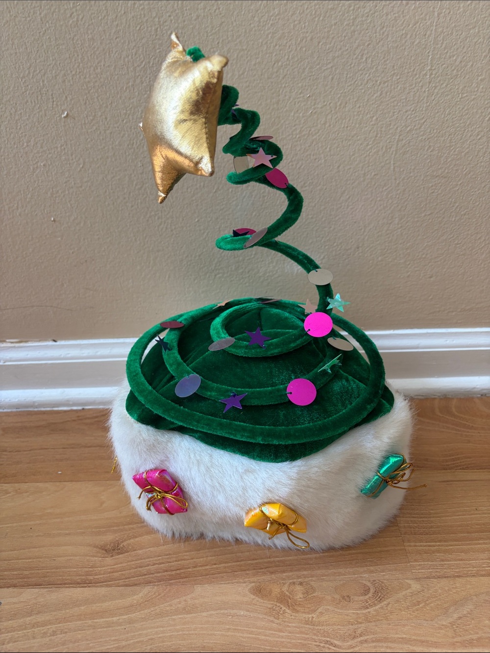 Santa Hat Green
Christmas Tree Coil
Twisted Spiral Cap Green Velvet